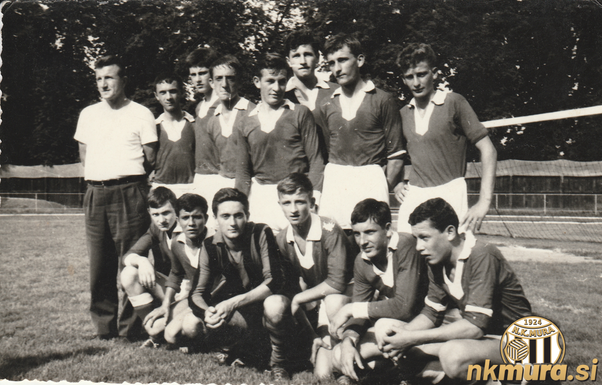 Mladinsko moštvo Sobote leta 1964. Stojijo od leve: Ahmed Volić (trener), Stanko Maučec, Vladimir Kukanja, Ladislav Balažic, Slavko Zadravec, Karel Glažar, Karel Horvat in Zoltan Baranja - Zoli. Čepijo: Jože Benko, Jože Baranja - Kano, Vlado Bavčar, Ervin Kerčmar, Franc Miholič - Pendo, Milan Koblencer. Bralce prosimo za razpoznavanje oseb.