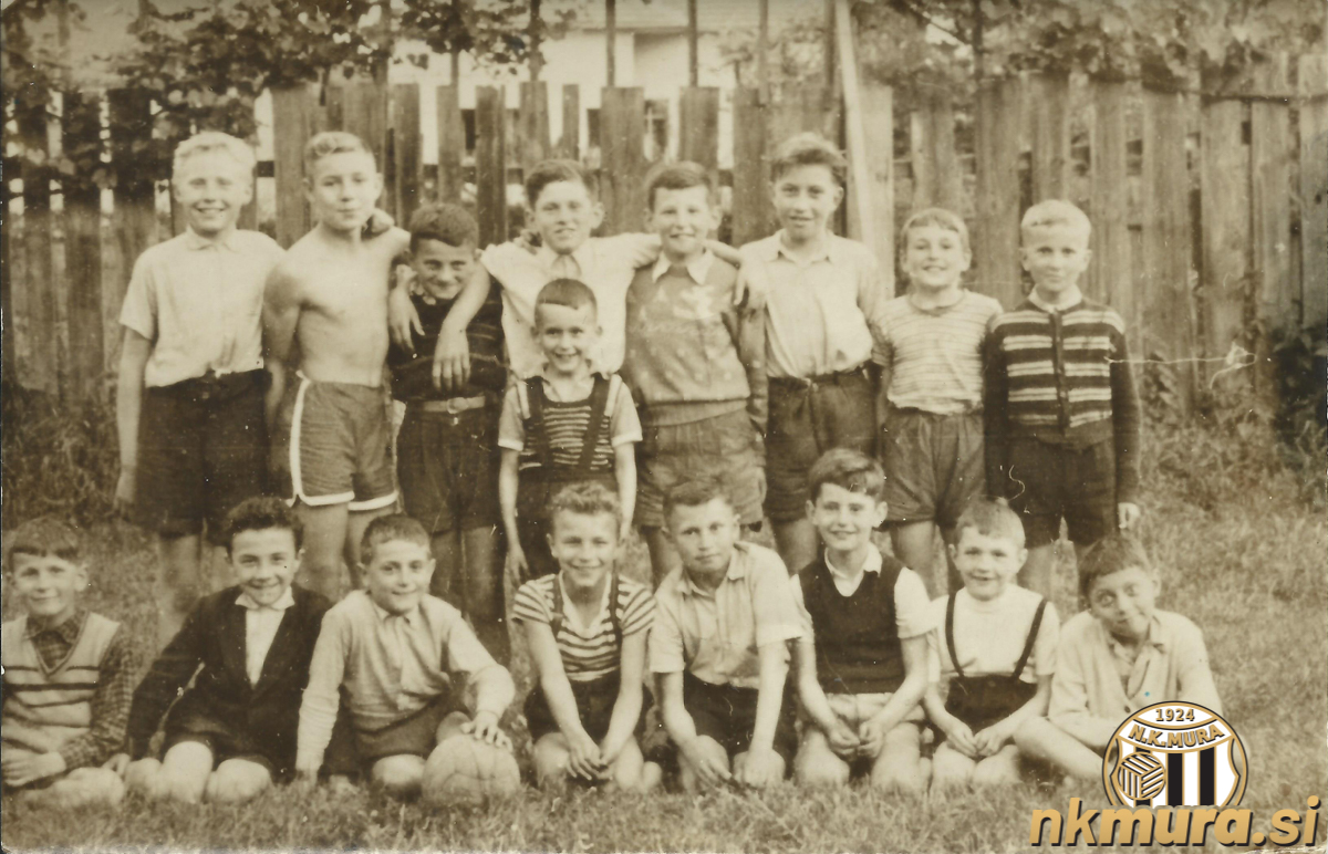 Na fotografiji, ki je nastala leta 1957, so mladi soboški nogometaši v soboškem Partizanu. Kmalu po nastanku fotografije jih je nekaj vstopilo v nogometno šolo Mure, pozneje so postali zelo dobri nogometaši, ki so uspešno nastopali v Murinem dresu tudi v II. YU ligi zahod. Na fotografiji v zgornji vrsti (od leve): Murgelj, Ostanek, Flajsinger, Šebjan, Gomboši, Lanjšček, Lülik in Žunič. Med zgornjo in spodnjo vrsto: Hegeduš. Spodnja vrsta: Šavel, Sabotin, Bavčar, Sabotin, Glažar, Kukanja, Šeruga in Sečko.