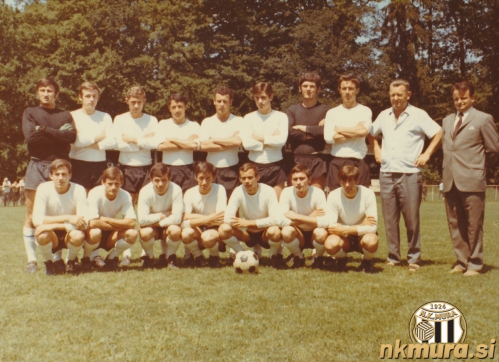 Mura leta 1970 - prvak slovenske nogometne lige in novi član II. jugoslovanske lige zahod. Stojijo od leve: Lazić, Puškarič, Kovač, Horvat, Koblencer, Posavec, Husar I, Satler, dr. Perkič (zdravnik), Zorec (trener). Čepijo: Vezjak, Nikolić, Košak, Martinuzzi, Kranjc, Tkalčec, Husar II.