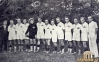 Moštvo SK Mure leta 1934. Stojijo (od leve): Josip Turk (referent Mure), Turk II, Turk III, Štefan Čagran, Josip Kos, Nikolaj Horvat, Josip Videnšek, Geza Vogrinčič, Ivan Debelak, D. Kardoš, Ivo Kardoš, Anton Novak in Peterka (vir fotografije: Vestnik, 3. septembra 1964).