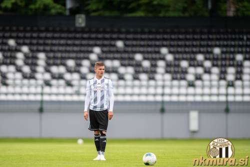 Luka Bobičanec pred novo kuliso črno-belega vzorca sedežev južne tribune