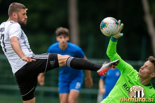 Amadej Maroša je bil tudi tokrat nevaren za vratarja Doba na igralnem mestu napadalca
