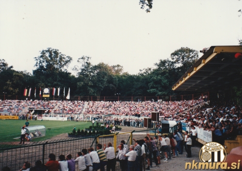 Pogled na nove in polne tribune stadiona Fazanerija.