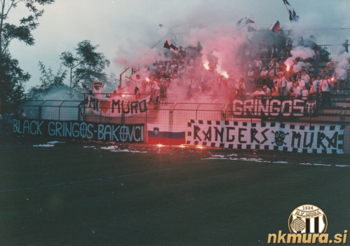 Na tekmi niso manjkale niti bakle.