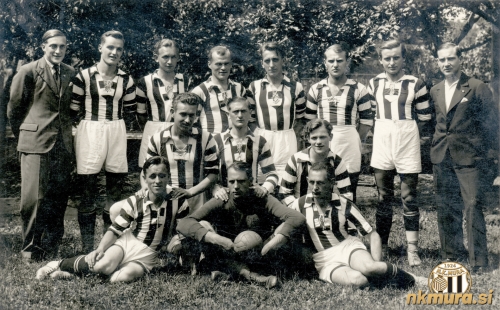 Ekipa Mure, ki je 29. junija 1934 igrala proti Hermesu. Stojijo od leve: dr. Janez Nemec, Karel Schiller, Varga, Anton Novak, Jeno Kardoš, Turk II, Ivan Debelak, Josip Turk (vodja nog. odseka). Čepijo: Nikolaj Horvat, Štefan Čagran, Geza Vogrinčič. Sedijo: Josip Videnšek, Ludvik Szilagyi in Ivo Kardoš.
