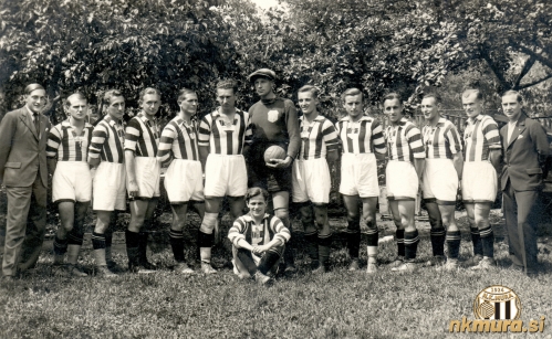 Nogometaši Mure, ki so 28. junija 1934 igrali proti Hermesu. Od leve: dr. Janez Nemec, Turk II, Jeno Kardoš, Varga, Štefan Čagran, Nikolaj Horvat, Josip Kos, Karel Schiller, Ivan Debelak, Josip Videnšek, Ivo Kardoš, Anton Novak, Josip Turk (načelnik nog. odseka). Čepi: Geza Vogrinčič.
