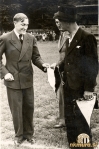 Pozdrav vodij obeh ekip in menjava zastavic na tekmi Mura : Laško (31. maj 1936). Prvi z leve je Janez Nemec, vodja nogometnega odseka pri Muri.