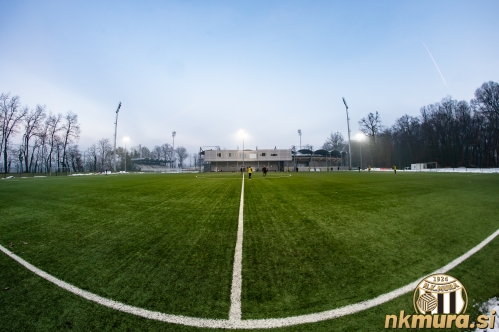 Pogled na igrišče z umetno travo, ki se nahaja za glavno tribuno.