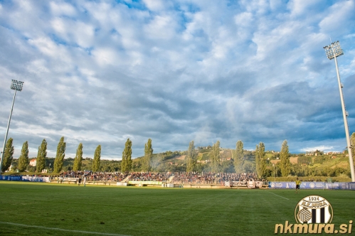 Prizor z drugoligaškega prekmurskega derbija v Lendavi leta 2017. Na levi navijaška skupine Gorgone, na desni Black Gringosi.