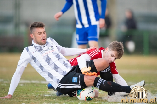 Amadej Maroša pred vratarjem Odranec.