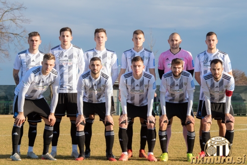 Enajsterica Mure, ki je pričela tekmo. Od leve: Luka Bobičanec, Luka Šušnjara, Alan Kaučič. Aleksandar Bogdanović, Dean Šafarić in Andrija Filipović. Čepijo: Kevin Žižek, Nino Kouter, Jon Šporn, Klemen Pucko in Žiga Kous.