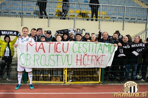 Navijači so Maticu Marušku čestitali ob rojstvu hčerke.