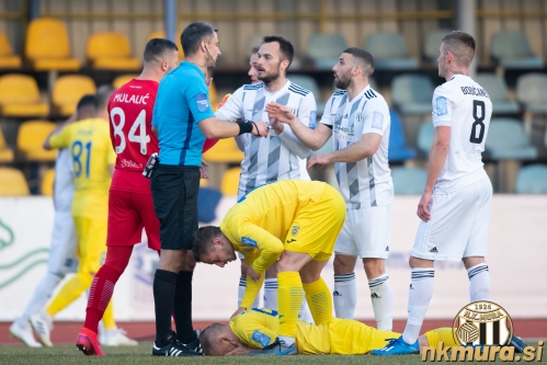 Gneča pred sodnikom Slavkom Vinčićem- Žiga Kous, Nino Kouter in Luka Bobičanec.