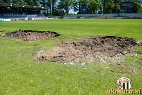 Beton, ki je bil okrog prostora za rezervne igralce in 4. sodnika so odstranili.