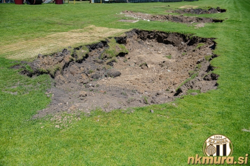 Beton, ki je bil okrog prostora za rezervne igralce in 4. sodnika so odstranili.