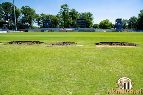 Beton, ki je bil okrog prostora za rezervne igralce in 4. sodnika so odstranili.