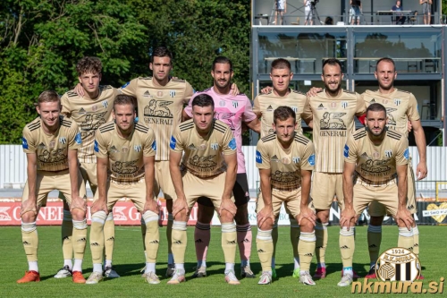 Začetna enajsterica Mure, ki je nastopila proti Partizanu. Stojijo od leve: K. Cipot, Gorenc, Obradović, Bobičanec, Kous, Maruško. Čepijo: Karničnik, Horvat, Klepač, Šturm in Kouter.