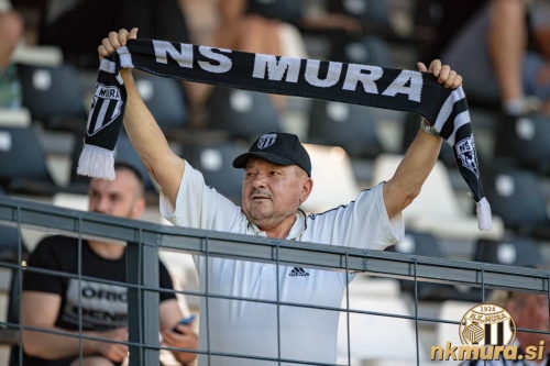 Na tribune so se vrnili tudi gledalci.