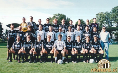 NK Mura iz leta 2001. Tega leta je trenersko krmilo prevzel Dušan Savić, direkor je bil Jožef Vouri, športni direktor pa Srečko Ilić.