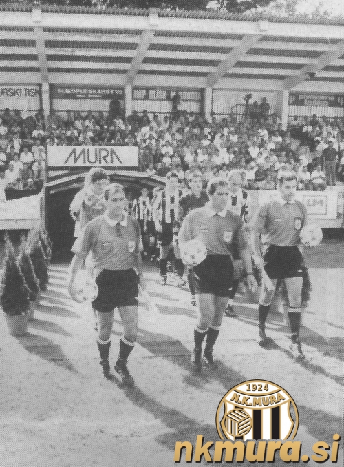 Prihod igralcev in sodniške trojke iz Grčije na igrišče.