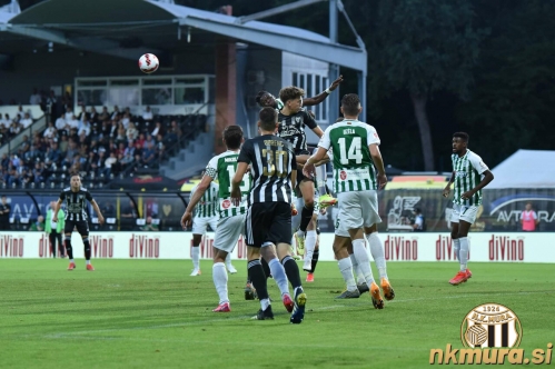 Gneča v kazenskem prostoru Žalgirisa. Mura je prvi polčas igrala proti severni tribuni.