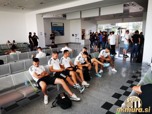 Črno-beli čakajo na vkrcanje na letalo.