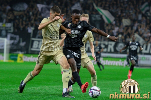 Jan Gorenc poskuša zaustaviti napadalca Sturma.