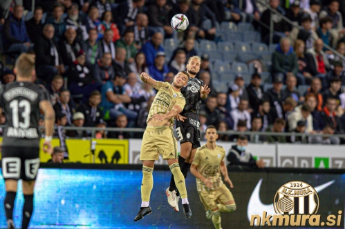 Na tekmi ni manjkalo zračnih dvobojev.