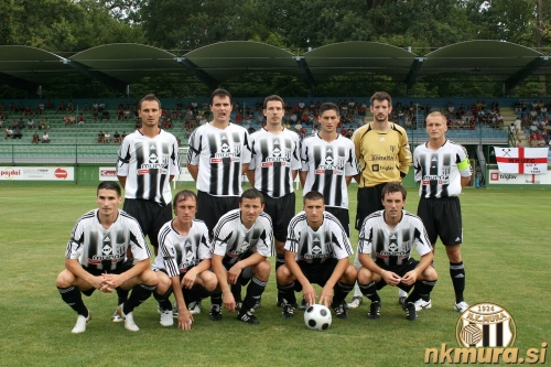 Ekipa Mure, ki je pričela pripravljalno tekmo proti West Ham Unitedu. Stojijo od leve: Marko Kmetec, Marko Božič, Klemen Bingo, Goran Blagus, Boštjan Kamnik, Darjan Slavic. Čepijo: Aleksandar Markovič, Goran Ristič, Michal Drahno, Ivan Filipović, Žiga Kljajič.