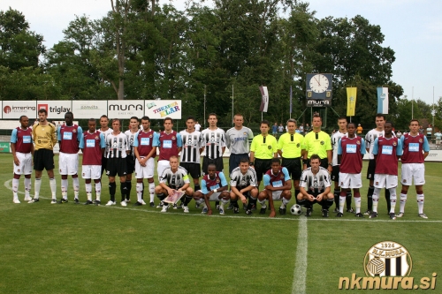 Skupinska fotografija obeh moštev pred pričetkom tekme.