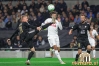 Žan Karničnik in Dele Alli. Akcijo opazuje Žiga Kous.