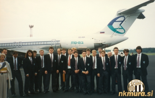 Delegacija Mure pred vkrcanjem na letalo na letališču Brnik.