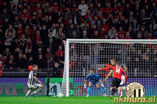 Gneča pred vrati Mure. Od leve: Nik Lorbek, Matko Obradovič, Matic Maruško in kapetan Rennesa Benjamin Bourigeaud.