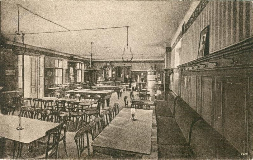 Notranjost Kavarne pri Kroni. Kavarna se nahaja v današnjem (2021) hotelu Zvezda, nekoč hotelu Dobrai. Fotografija je nastala leta 1925.