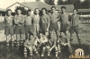 Nogometaši Sobote, ki so s 4:1 premagali Nafto. Fotografija je nastala na soboškem kopališču. Stojijo od leve: Aki Norčič, Robert Cvetič, Jurij Vrtarič, Milan Šušteršič (predsednik), Franc Kološa, Žižek, Mirko Babič, Janez Horvat. Čepijo: Feri Kološa, Alojz Režonja, Lali Norčič in Ciril Klajnšček.