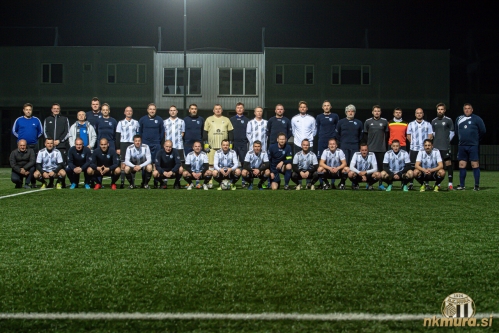 Skupinska fotografija veteranov Mure in Nafte. Stojijo od leve: Arpad Horvat, Goran Gutalj, Gojko Lukič, Dezider Gerenčer, Vladimir Šoš, Drago Car, Bojan Kulčar, Tadej Jančar, Miran Doma, Dragan Miličevič, Dejan Novak, Tadej Kreft, Peter Zadravec, Matej Mešič, Gregor Plevel, Janez Meselič, Damjan Bohar, Peter Pečelin, Blaž Krauthaker, David Boškovski, Franc Gabor. Čepijo:  Andrej Pečelin, Franc Krančič, Slavko Režonja, Kristjan Laszlo, Štefan Horvat, Bojan Bertalanič, Srečko Kovačec, Dejan Vrečič, Goran Logar, Marjan Drvarič, Denis Kežmah, Darjan Slavic, Blaž Kous, Vladimir Kokol, Marjan Žekš.