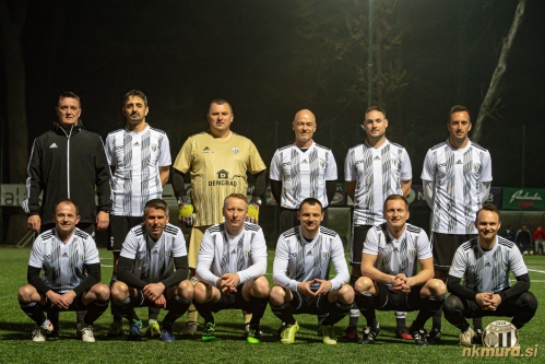 Veteranska ekipa Mure, ki je igrala tekmo proti veteranom Nafte (25. 3. 2022). Stojijo: Goran Gutalj (trener), Marjan Žekš, Dragan Miličevič, Drago Car, Tadej Jančar, Blaž Kous. Čepijo: Srečko Kovačec, Goran Logar, Tadej Kreft, Dejan Vrečič, Darjan Slavic in Denis Kežmah.