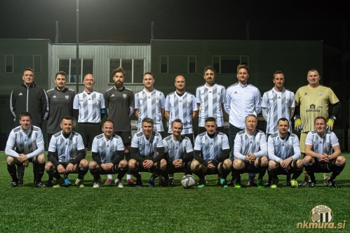 Veteranska ekipa Mure (25. 3. 2022). Stojijo: Goran Gutalj (trener), Damjan Bohar (vratar), Drago Car, David Boškovski, Tadej Jančar, Blaž Krauthaker, Marjan Žekš, Matej Mešič, Blaž Kous, Dejan Miličevič (vratar). Čepijo: Štefan Horvat, Franc Krančič, Srečko Kovačec, Goran Logar, Denis Kežmahm Vladimir Kokol, Tadej Kreft, Dejan Vrečič in Darjan Slavic.