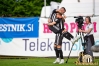 Snovalca prvega zadetka na tekmi Mura : Domžale (8. maj 2022). Strelec Tomi Horvat drži v naročju Luko Bobičanca.