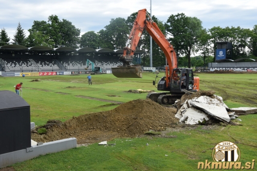 Betonskega izhoda iz igrišča ni več.