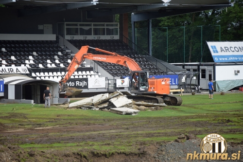 Bager odstranjuje izhod iz igrišča.