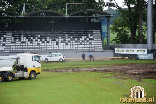 Meja igrišča pri severni tribuni.