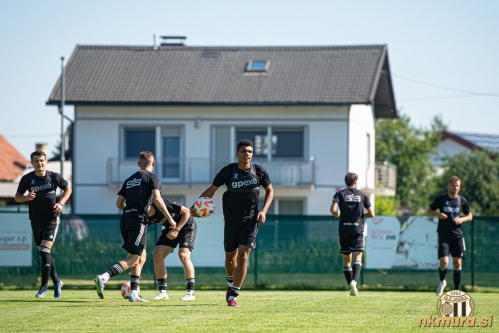 Trening Mure v Bakovcih. Z žogo Darick Kobie Morris.
