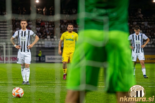 Luka Bobičanec je eno enajstmetrovko zastreljal drugo pa realiziral. Zraven njega je Nazej Pišek, skrajno desno pa Srđan Kuzmić.