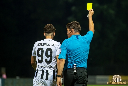 Shabanhaxhaj je prejel prvi rumeni karton v dresu Mure. Pokazal mu ga je Matej Jug.