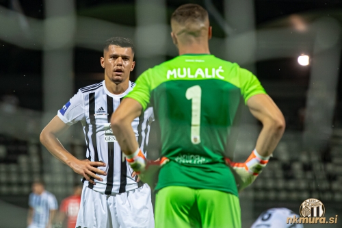 Mirlind Daku iz oči v oči z Ajdinom Mulalićem.