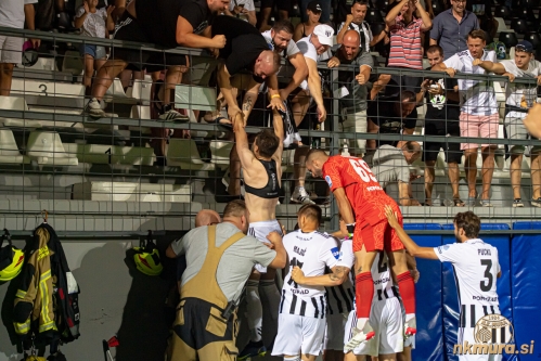 Veselje po zadetku v 90. minuti.