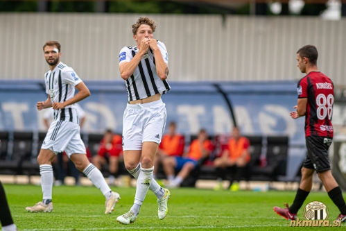 Kai Cipot  se veseli prvega zadetka v sezoni 2022/23. Levo je Klemen Pucko, desno pa Alen Korošec.