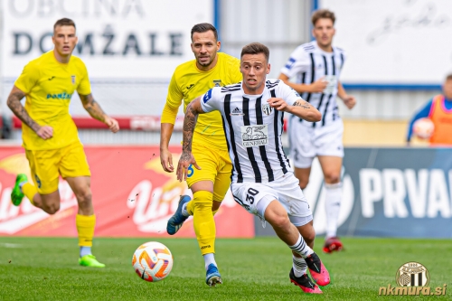 Martina Šrolerja poskuša uloviti Daniel Offenbacher.