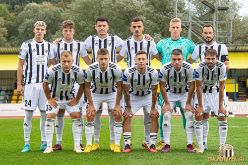 Začetna enajsterica Mure: Stojijo od leve: Tio Cipot, Kai Cipot, Daku, Sadriu, Mihelak, Kous. Čepijo: Šimkus, Beganović, Šroler, Klepač in Pucko.